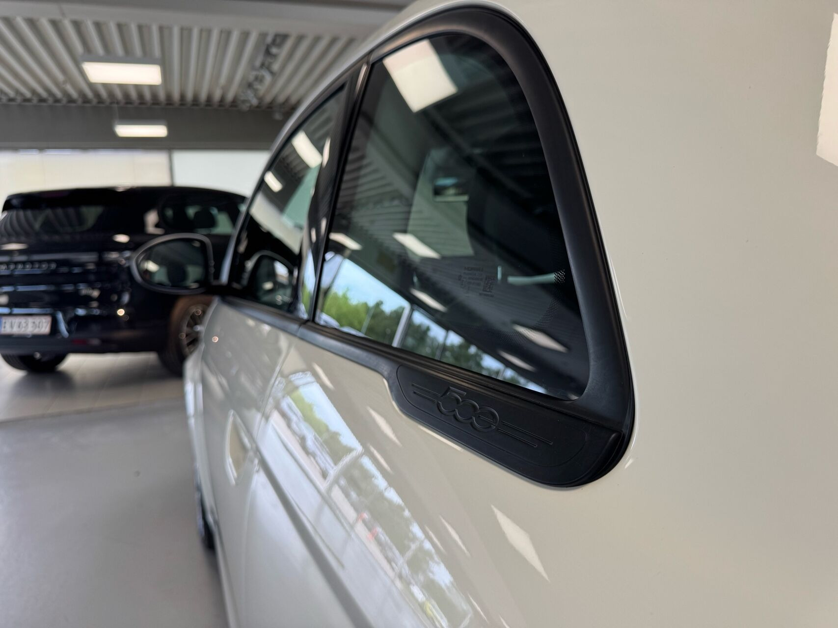 Hvid Fiat 500e fra 2023