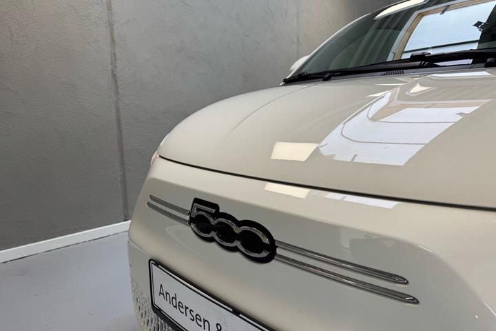 Hvid Fiat 500e fra 2023