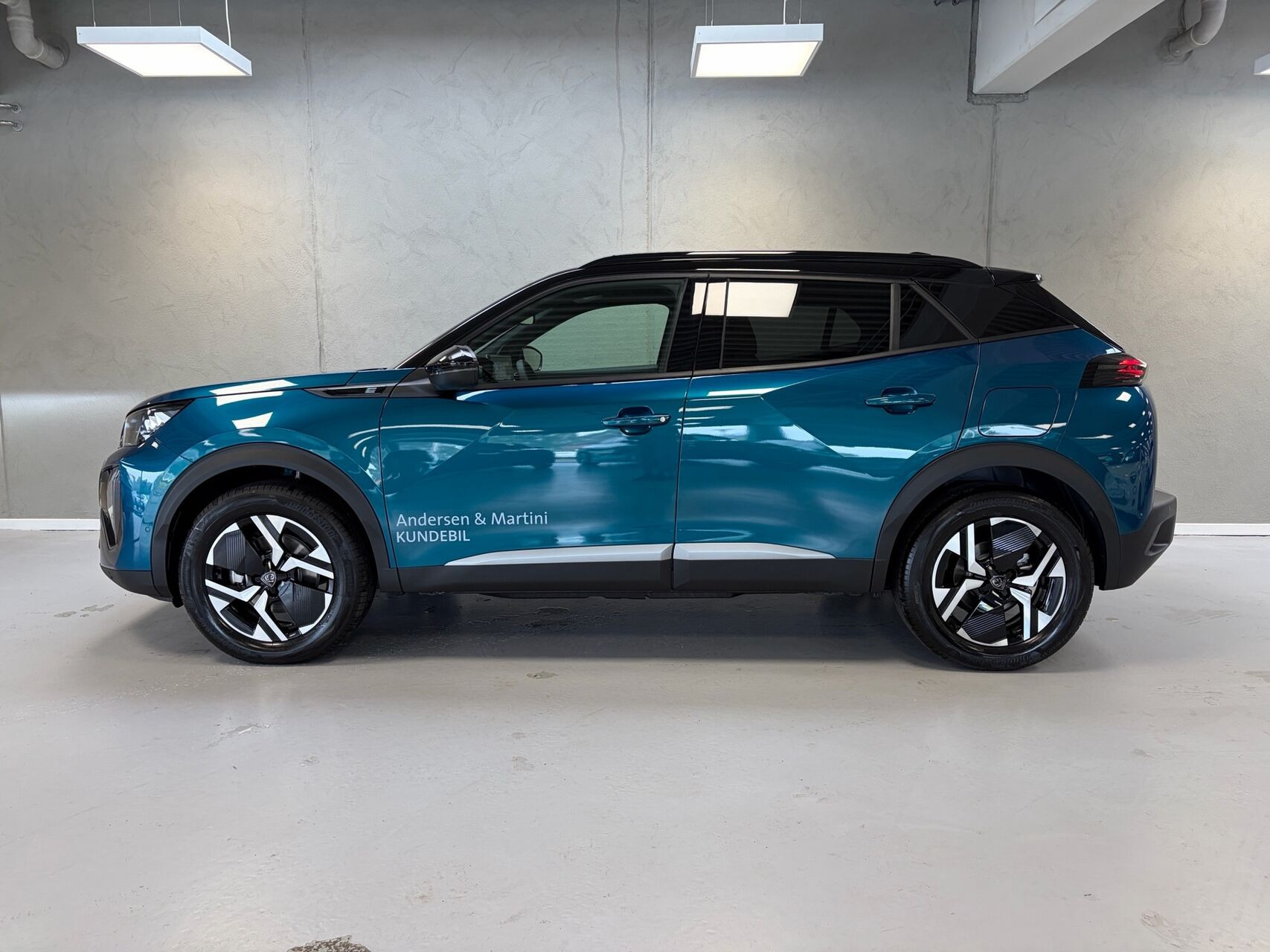 Blå Peugeot e-2008 fra 2026