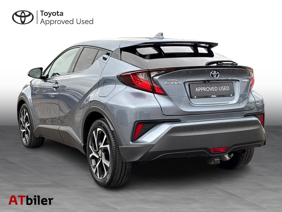 Grå Toyota C-HR fra 2021