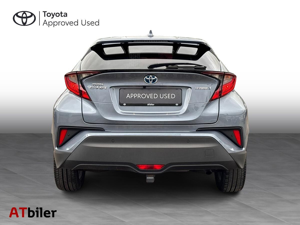 Grå Toyota C-HR fra 2021