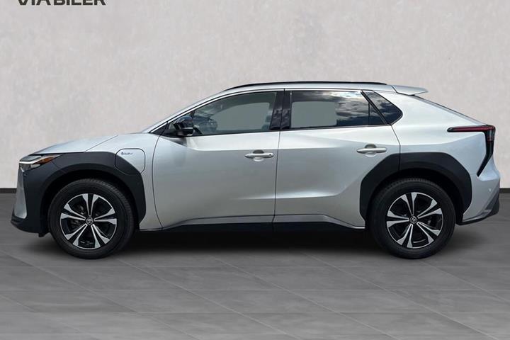 Sølv Toyota BZ4X fra 2025