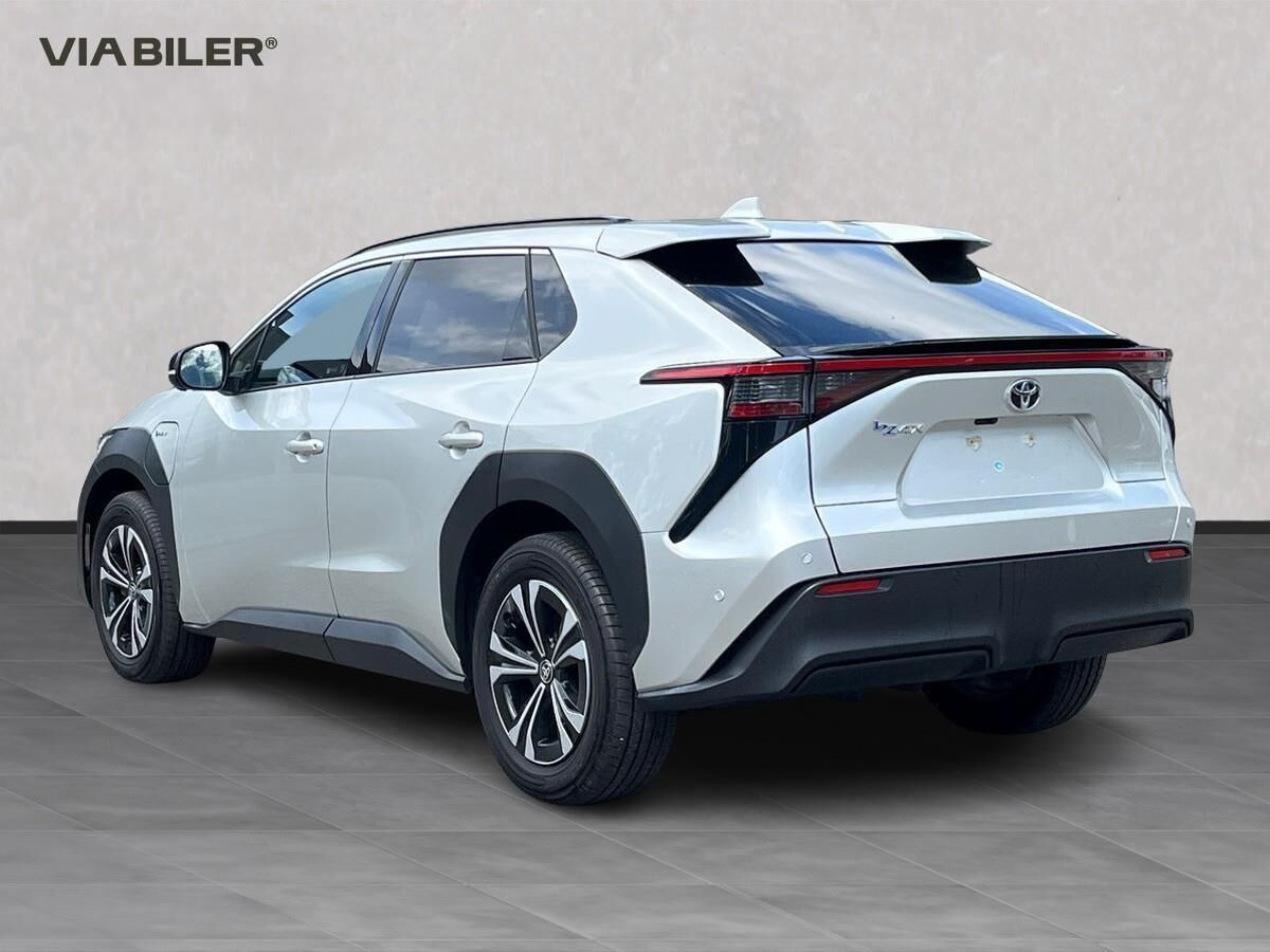 Sølv Toyota BZ4X fra 2025