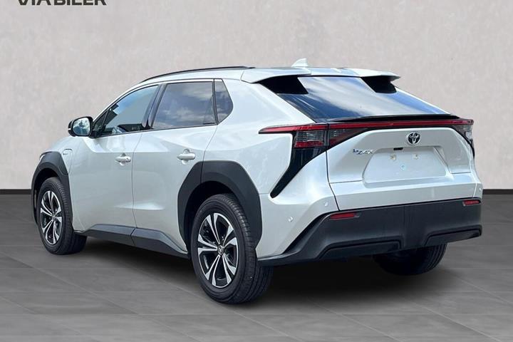 Sølv Toyota BZ4X fra 2025