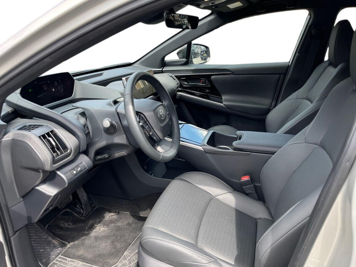 Sølv Toyota BZ4X fra 2025