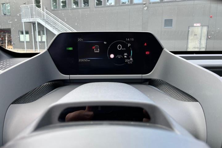Sølv Toyota BZ4X fra 2025