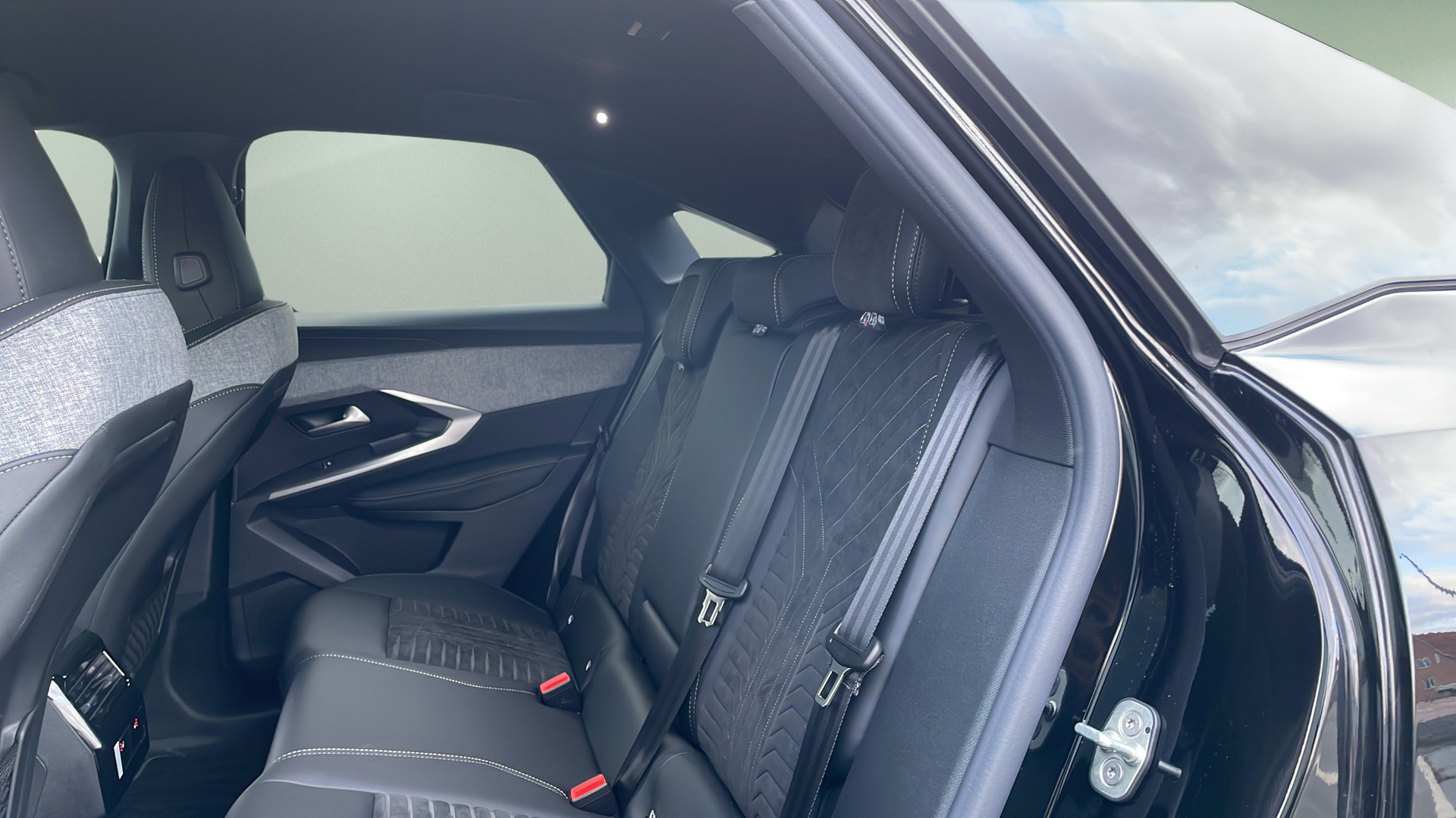 Sort Peugeot e-3008 fra 2025