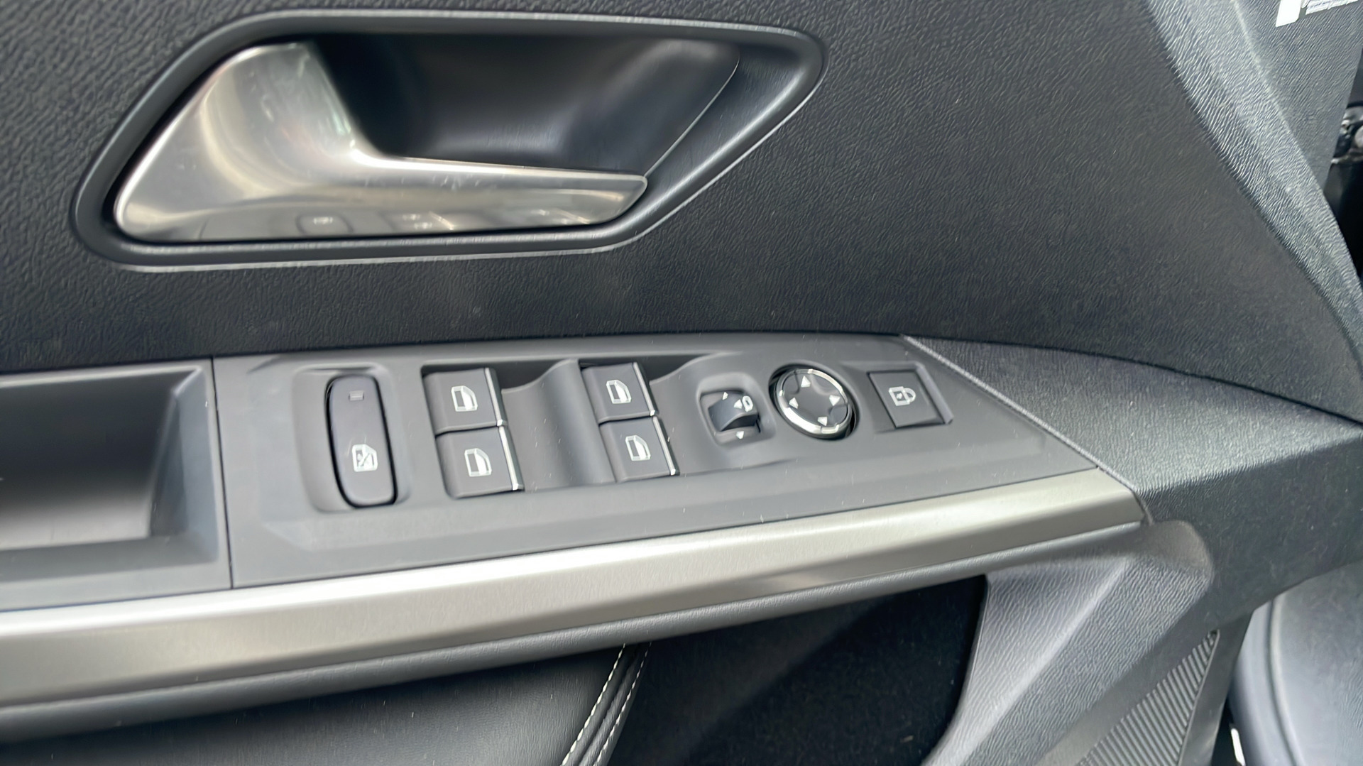 Sort Peugeot e-3008 fra 2025
