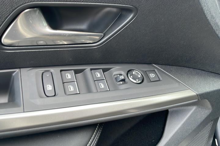 Sort Peugeot e-3008 fra 2025
