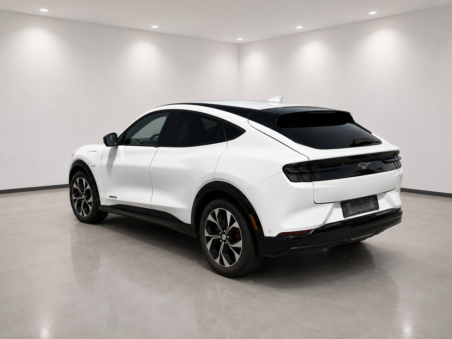 Hvid Ford Mustang Mach-E fra 2021