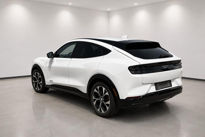 Hvid Ford Mustang Mach-E fra 2021