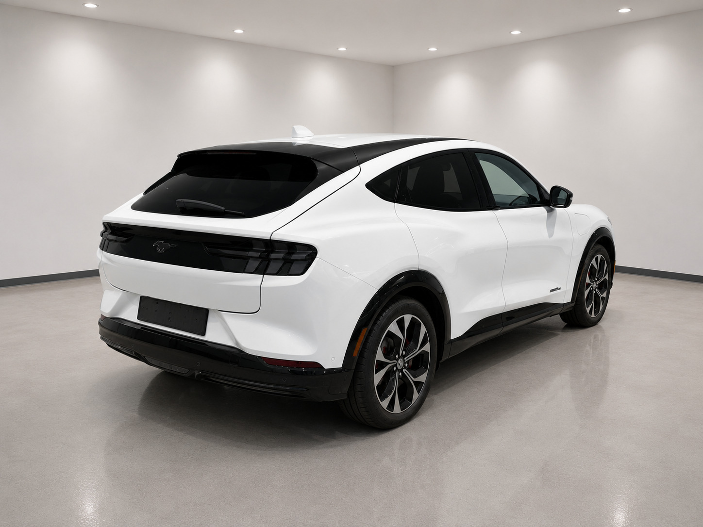 Hvid Ford Mustang Mach-E fra 2021