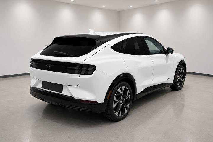 Hvid Ford Mustang Mach-E fra 2021