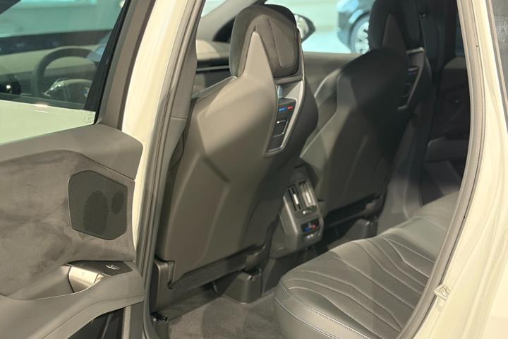 Hvid BMW iX3 fra 2026