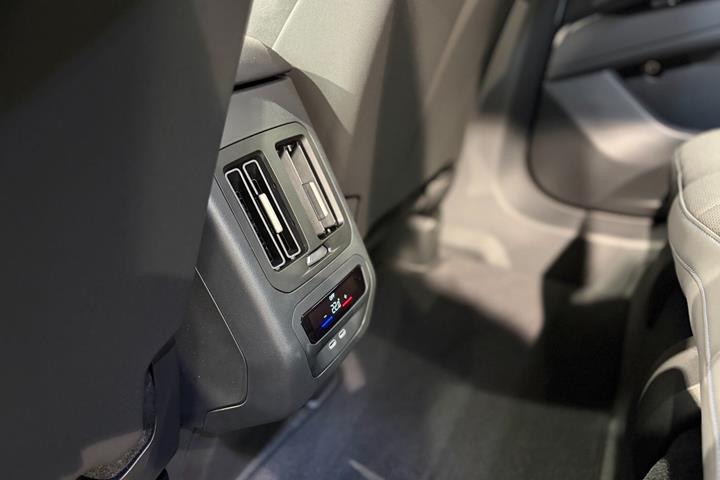 Hvid BMW iX3 fra 2026