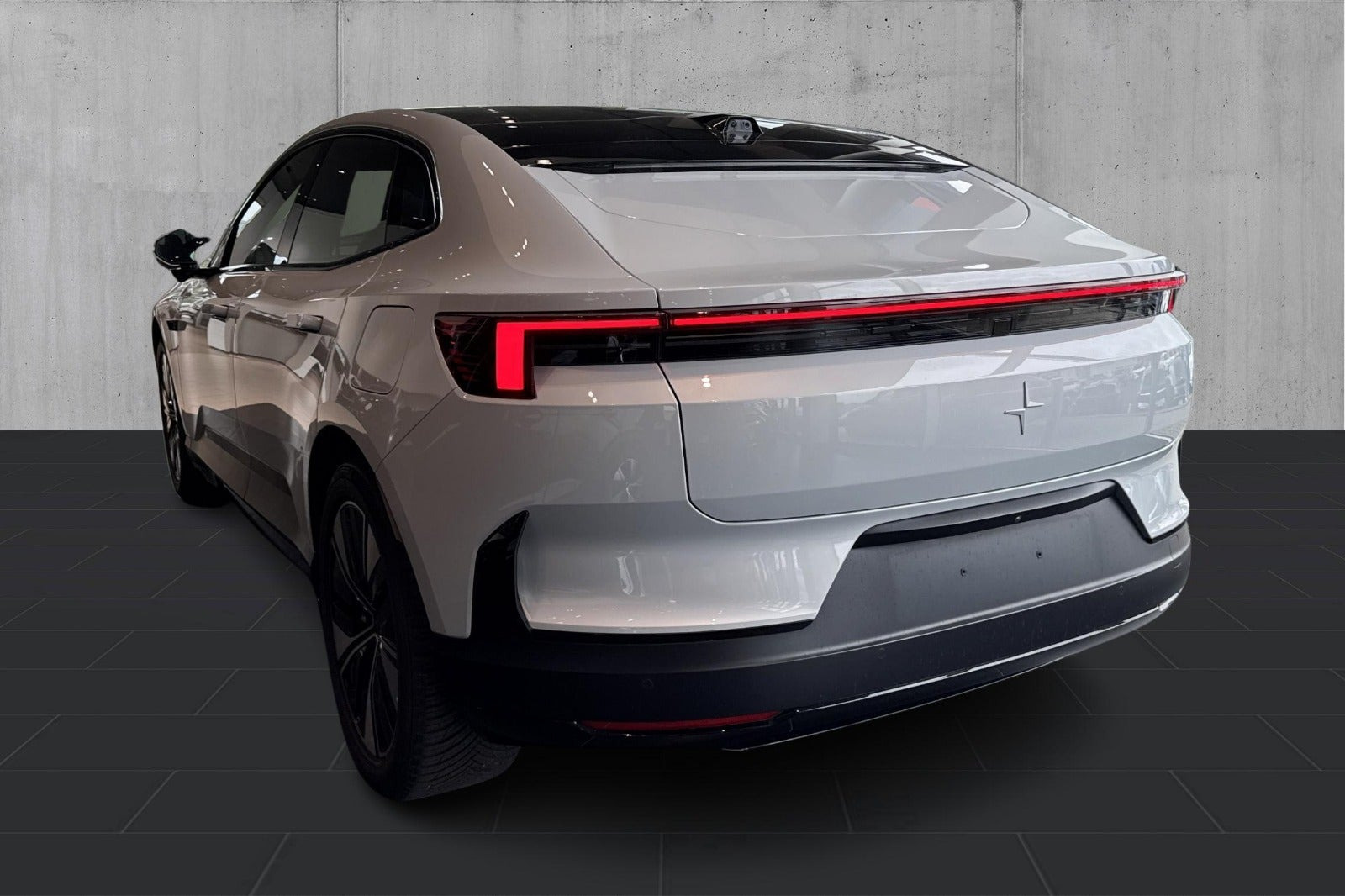 Grå Polestar 4 fra 2024