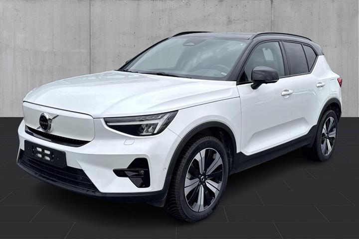 Hvid Volvo XC40 fra 2023 set udefra