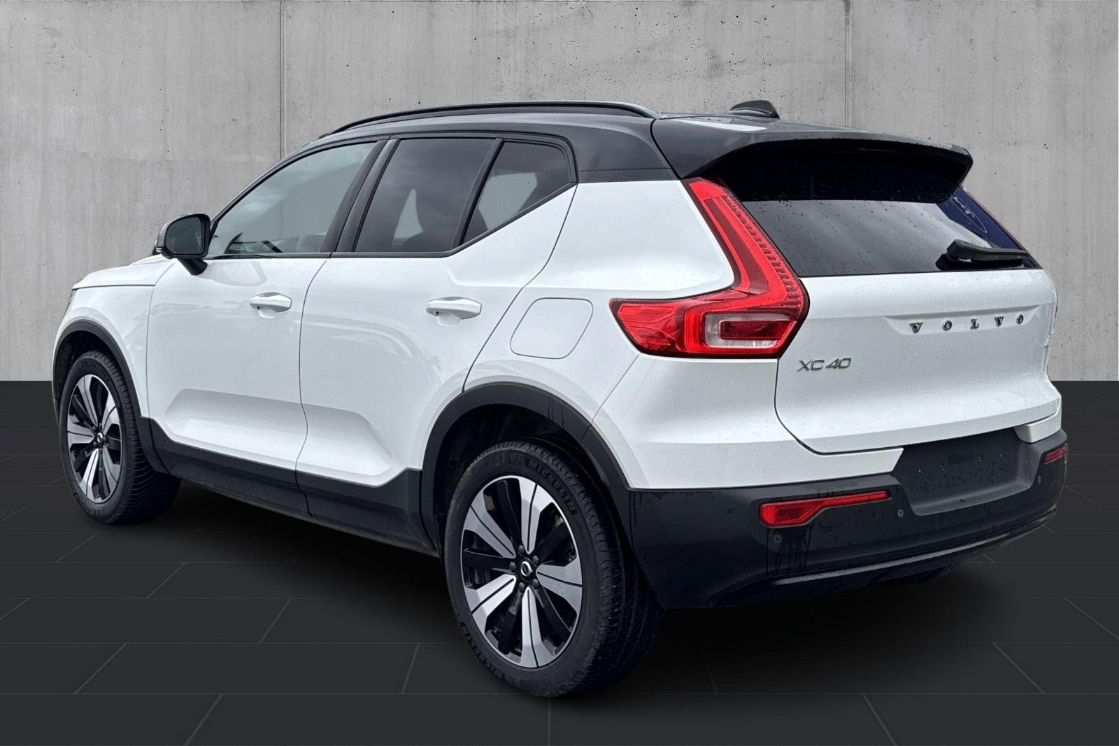 Hvid Volvo XC40 fra 2023