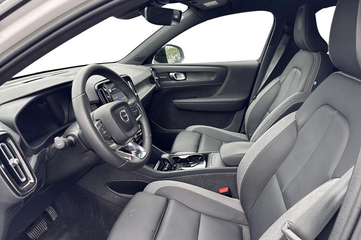 Hvid Volvo XC40 fra 2023