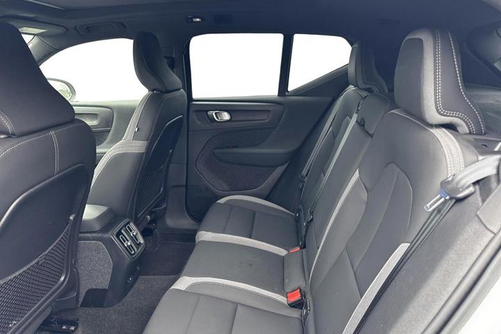 Hvid Volvo XC40 fra 2023