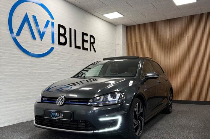 Grå VW Golf VII fra 2016