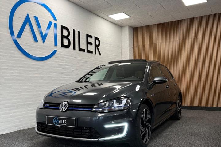 Grå VW Golf VII fra 2016