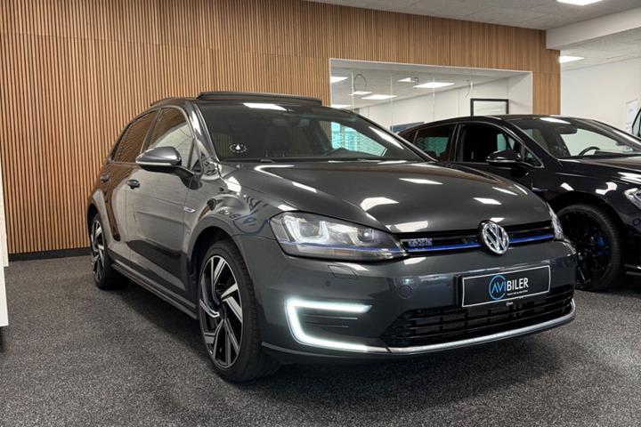 Grå VW Golf VII fra 2016