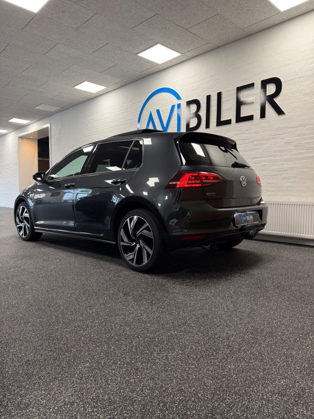Grå VW Golf VII fra 2016