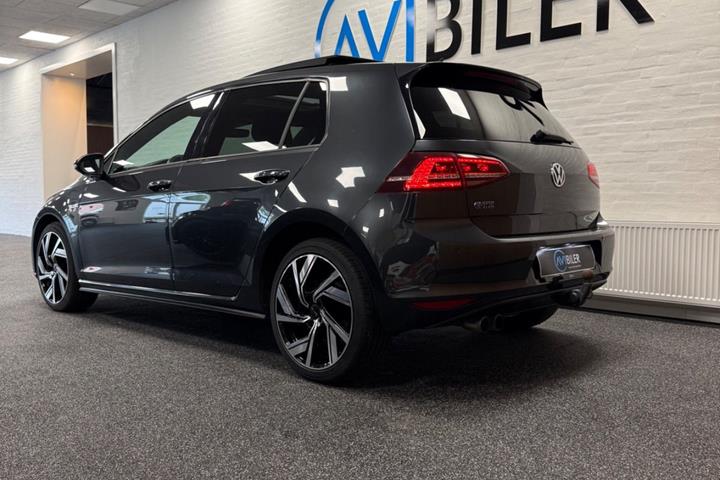 Grå VW Golf VII fra 2016