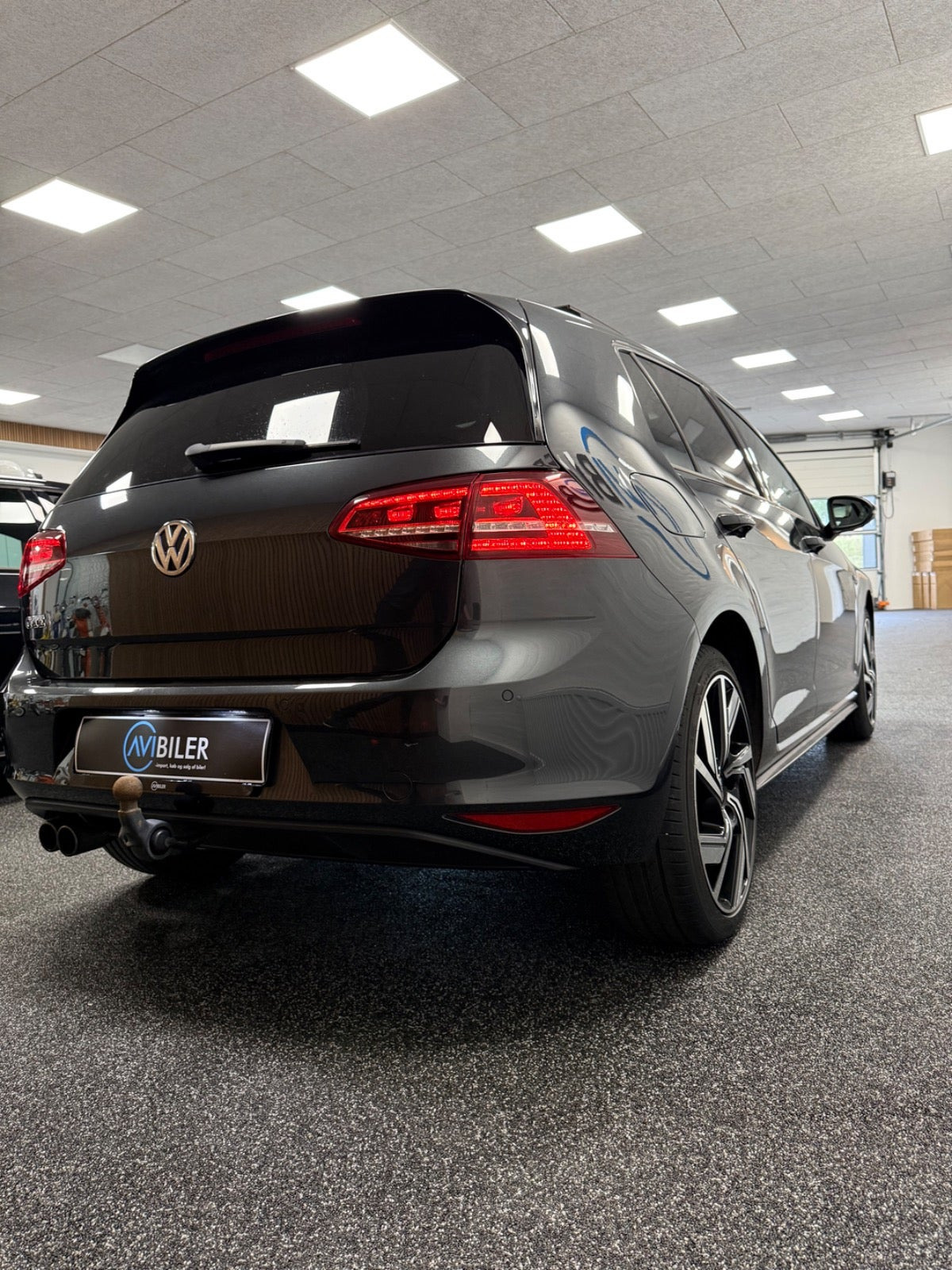 Grå VW Golf VII fra 2016