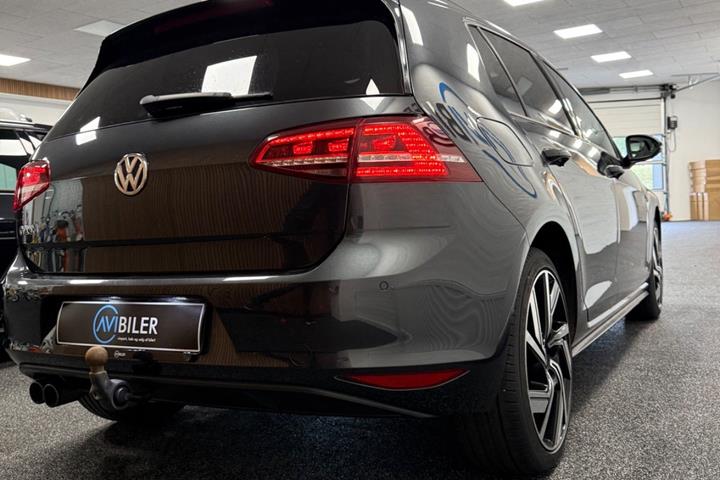 Grå VW Golf VII fra 2016