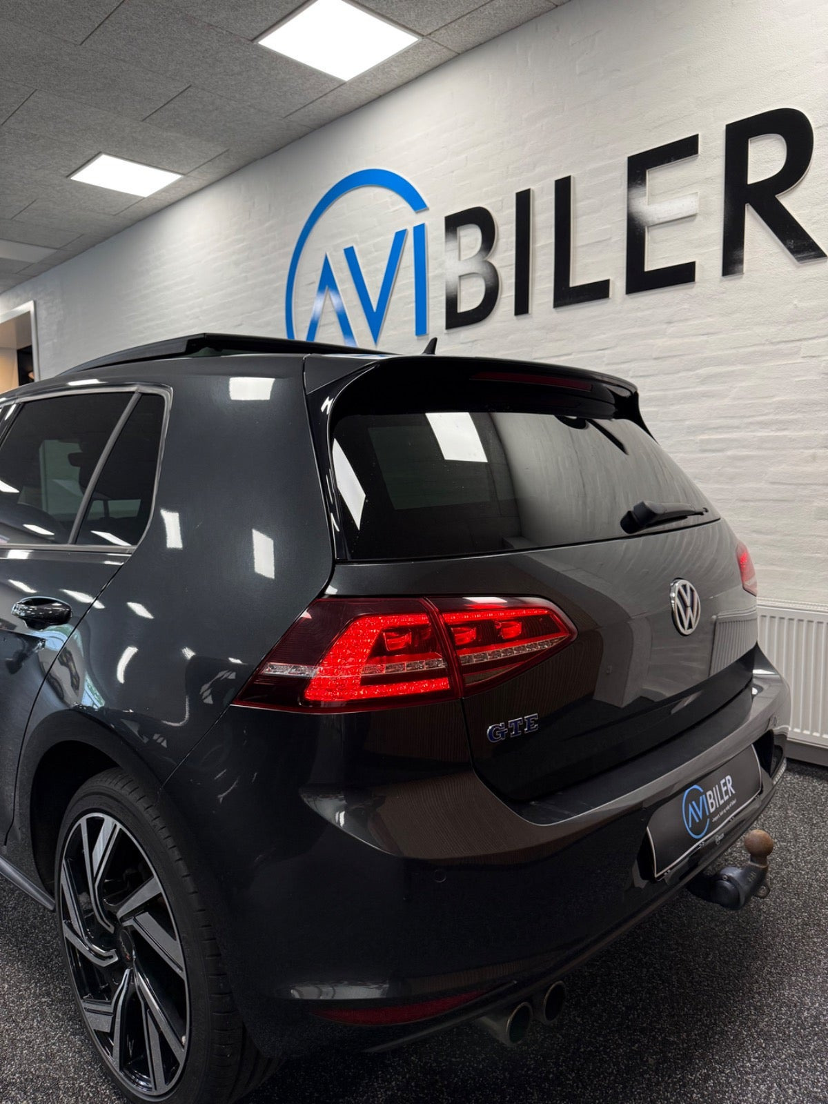 Grå VW Golf VII fra 2016