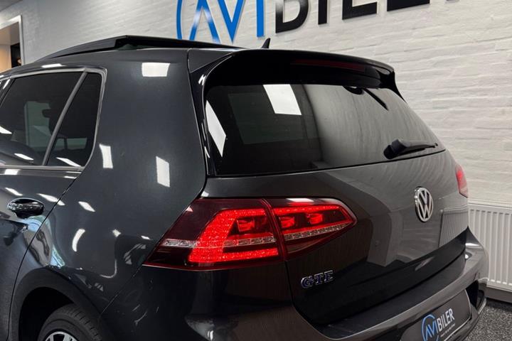 Grå VW Golf VII fra 2016