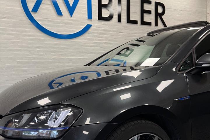 Grå VW Golf VII fra 2016
