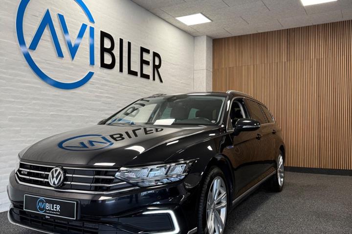 Sort VW Passat fra 2021 set udefra