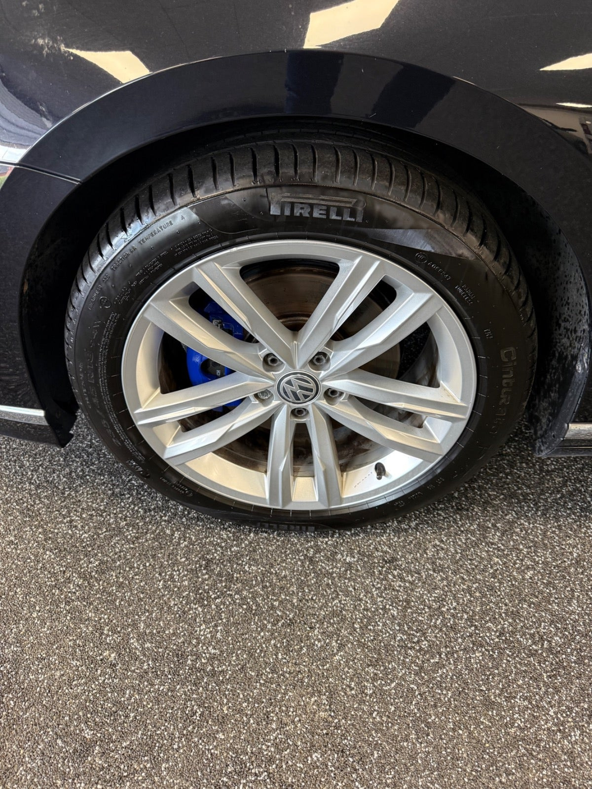 Sort VW Passat fra 2021