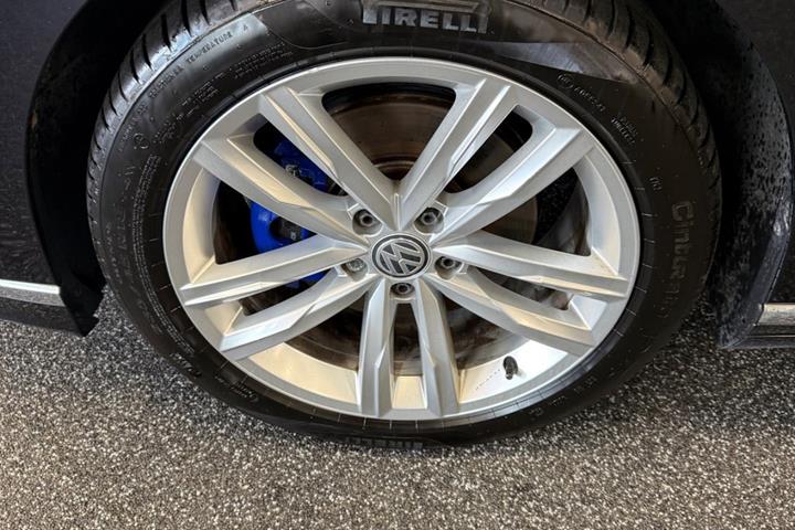 Sort VW Passat fra 2021