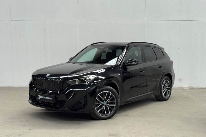 Sort BMW iX1 fra 2023 set udefra