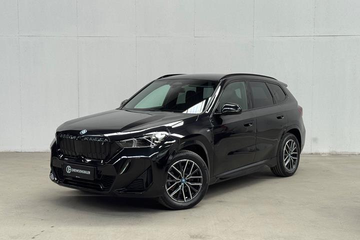 Sort BMW iX1 fra 2023 set udefra