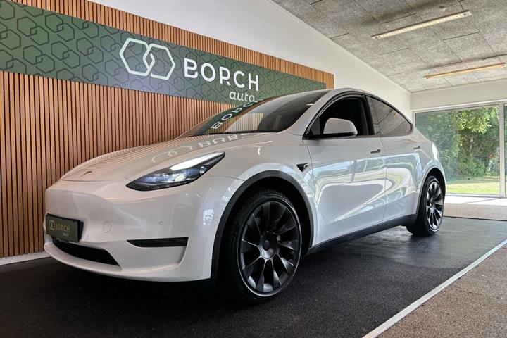 Hvid Tesla Model Y fra 2021 set udefra
