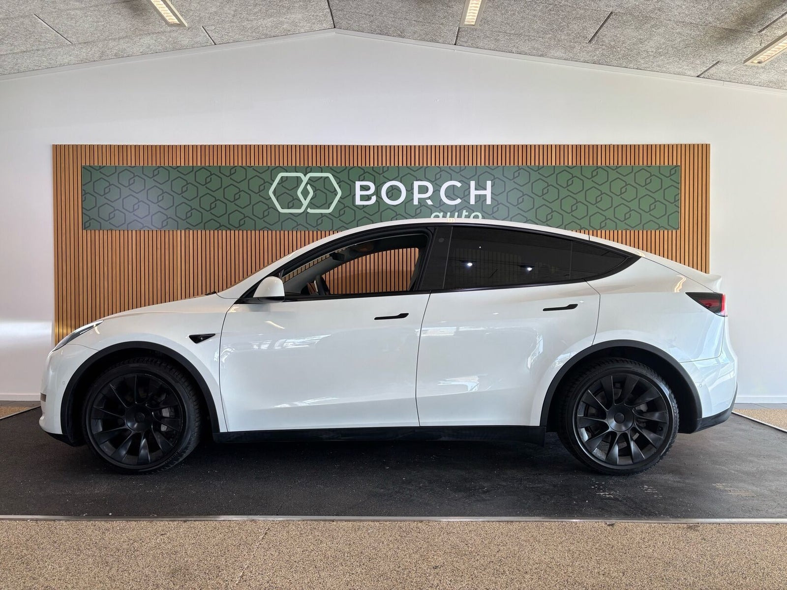 Hvid Tesla Model Y fra 2021