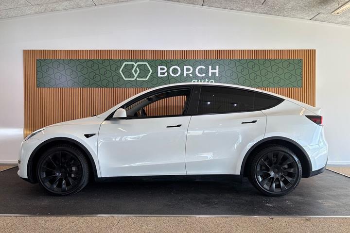 Hvid Tesla Model Y fra 2021