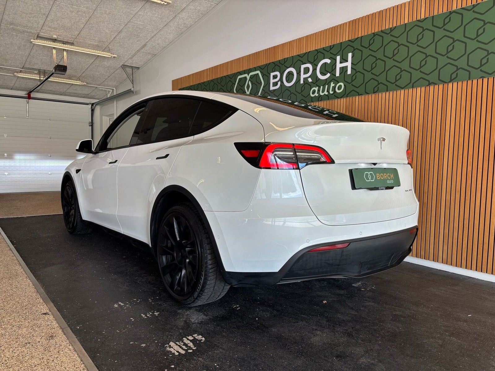 Hvid Tesla Model Y fra 2021