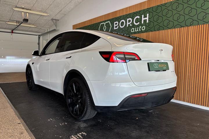 Hvid Tesla Model Y fra 2021