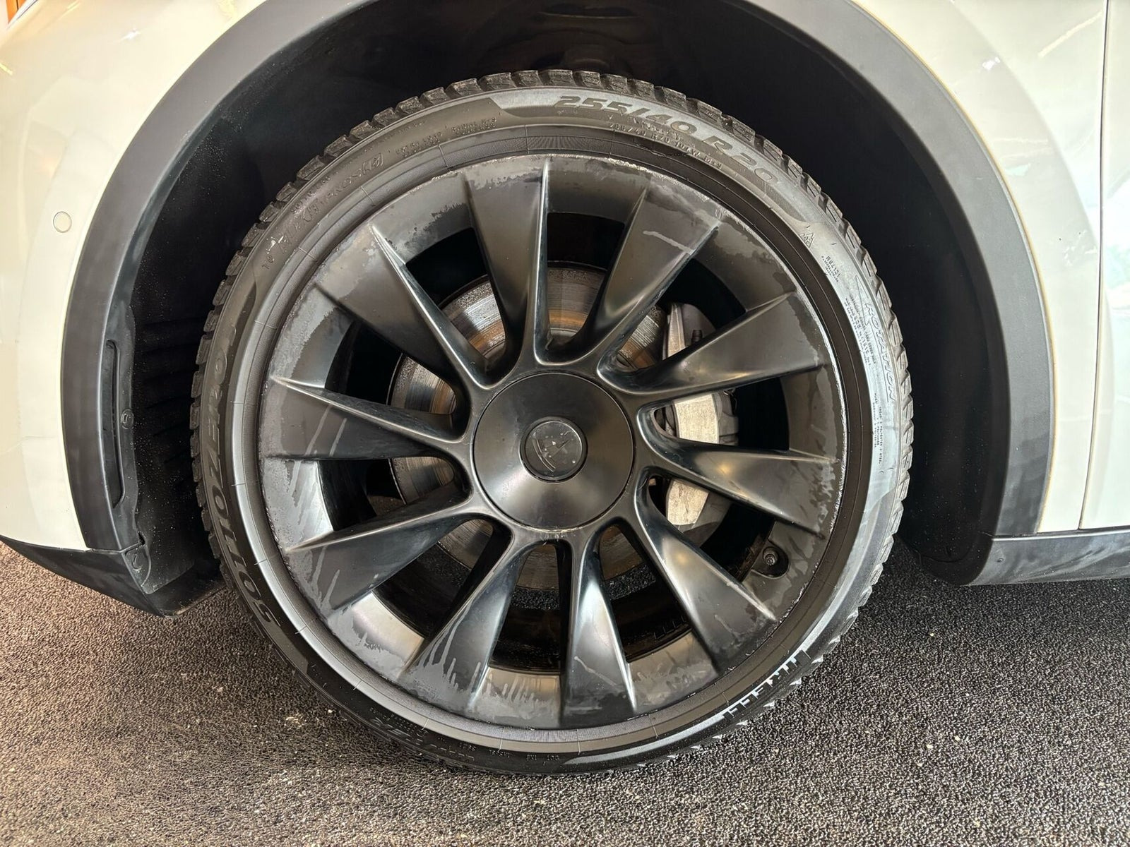 Hvid Tesla Model Y fra 2021