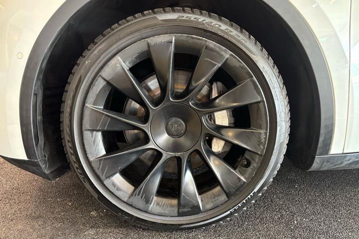 Hvid Tesla Model Y fra 2021