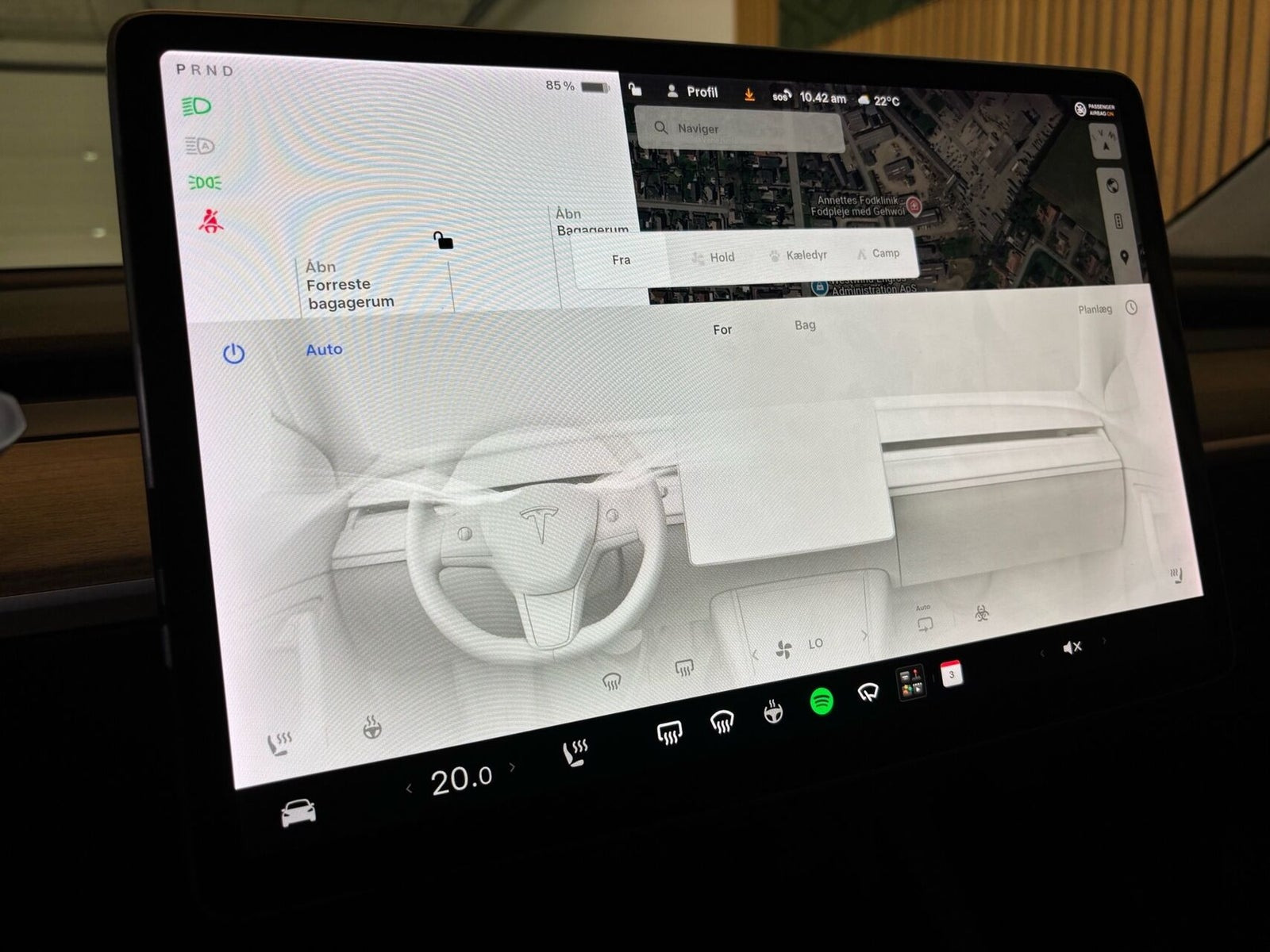 Hvid Tesla Model Y fra 2021