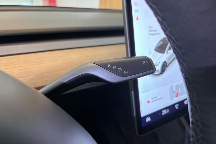 Hvid Tesla Model Y fra 2021