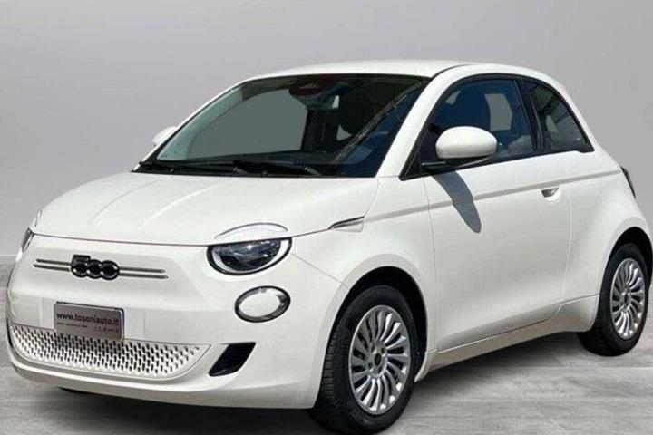 Hvid Fiat 500e fra 2021 set udefra
