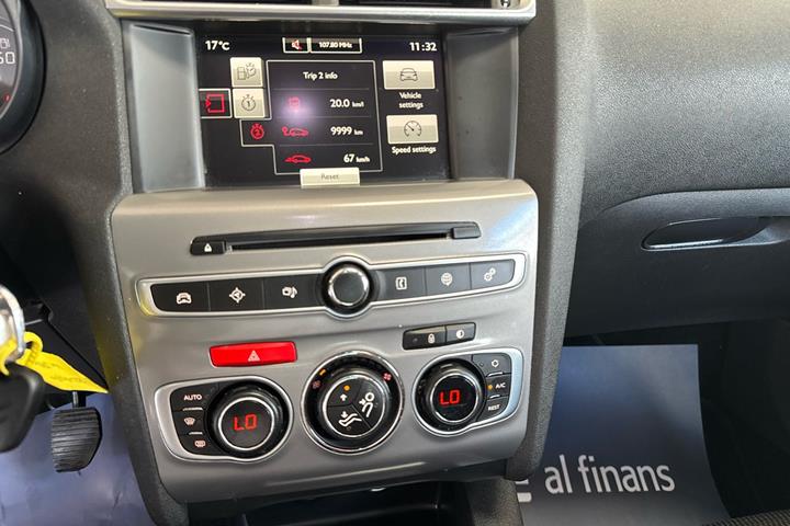 Rød Citroën C4 fra 2016